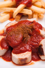 Currywurst mit Sauce und Curry