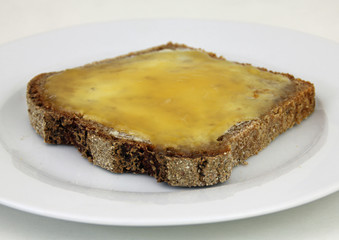 Vollkornbrot mit Butter und Honig