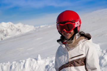 Fototapeta na wymiar Młody narciarz w górach