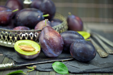 Frische Zwetschgen auf Schieferplatte