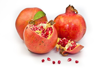 Frische Granatäpfel vor weissem Hintergrund