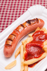 Rote Wurst und Pommes frites