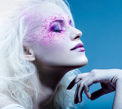 Fashion woman whith color face-art