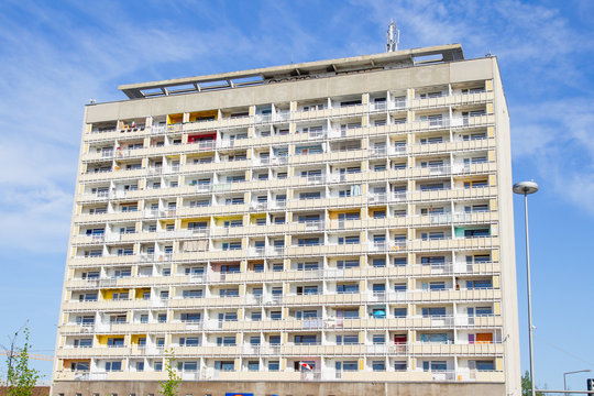 Sanierungsbed&uuml;rftiger Wohnblock in Dresden
