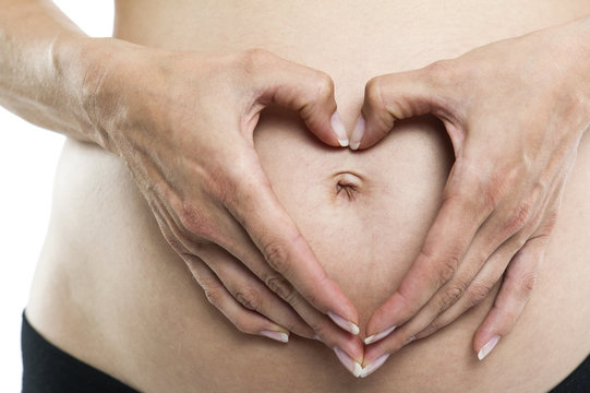 Herz auf dem Bauch einer Schwangeren