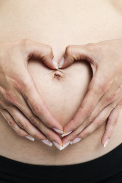 Herz auf dem Bauch einer Schwangeren