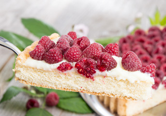 Cake lifter with Raspberry Tart