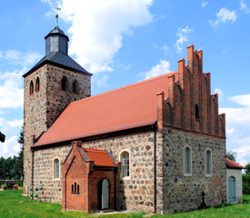 Fototapeta na wymiar Fröhden - Kirche 1
