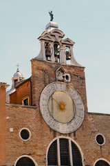 Turmuhr der Chiesa di San Giacometto di Rialto in Venedig