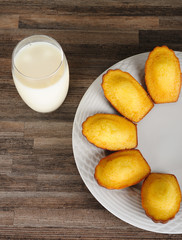 French butter cakes (madeleines)