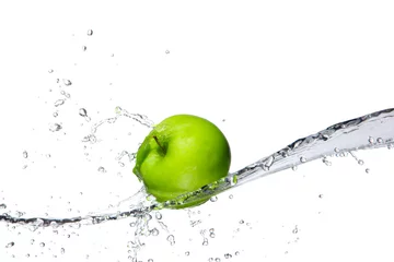 Foto auf Acrylglas Spritzendes Wasser Frischer Apfel mit Spritzwasser, isoliert auf weißem Hintergrund