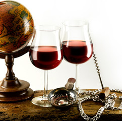 bicchieri di vino rosso con mappamondo fondo bianco