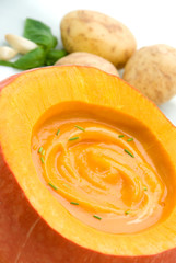 Kürbissuppe im Kürbis serviert