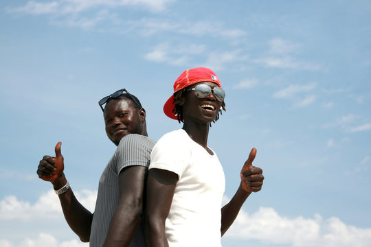 Senegalesi felici con pollice alzato