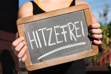 alte Schultafel mit Kreideschrift ‘HITZEFREI'