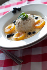 Topfenknödel mit Obst