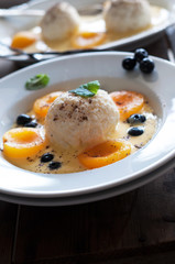 Quarkknödel mit Marillen und Mohn