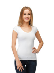 Fototapeta premium smiling teenage girl in blank white t-shirt