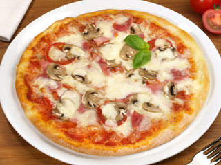 Pizza mit Schinken und Champignons