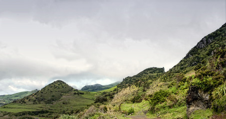Fototapeta na wymiar pochmurno górach wyspy Flores, Azory