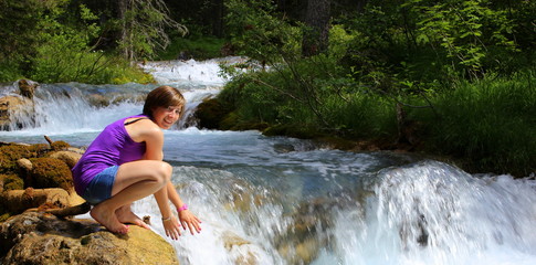 femme qui se rafraîchit dans un torrent de montagne