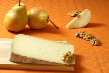 Formaggio con pere e noci
