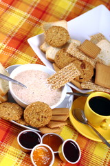 Marmellata,latte,caffè e biscotti
