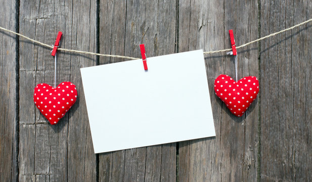 Rote Herzen mit Karte - Love Concept