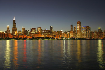 Fototapeta na wymiar Chicago Skyline o zmierzchu