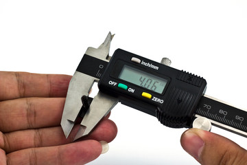 calipers measuring bolt