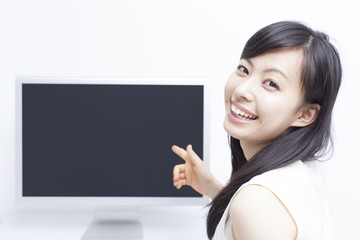 パソコンのモニタを指差す女の子