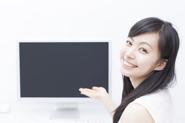 パソコンの画面を見せる女の子