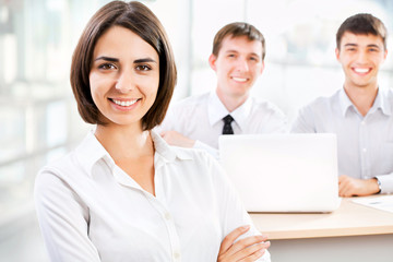 Obraz premium Beautiful young business woman with colleagues