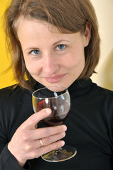 Junge Frau mit Weinglas