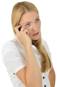 Junge Frau genervt am Telefon