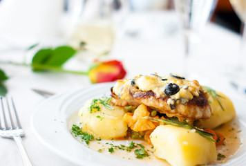 Hähnchenfilet mit Olivenfetakruste