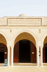 Fototapeta na wymiar Fasada ochry wielkiego meczetu w Sousse w Tunezji