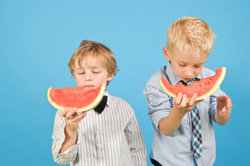 Jungs mit Wassermelone