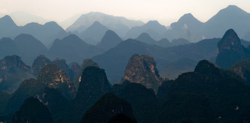 Gebirgszugbild von Guilin bei Sonnenuntergang. Yangshuo, China, Asien © petunyia