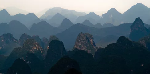 Gordijnen Bergketenbeeld van Guilin bij zonsondergang. Yangshuo, China, Azië © petunyia