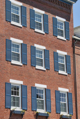 Fototapeta na wymiar Okna z niebieskimi okiennicami