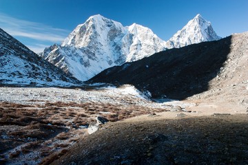 Fototapeta na wymiar Mt Cholatse, Tabuche szczyt i Arakam Tse - Nepal