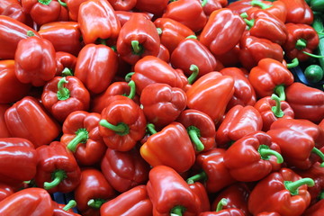 Pimientos rojo a la venta en un supermercado © Laiotz