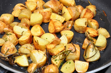 Bratkartoffel mit Rosmarin goldgelb