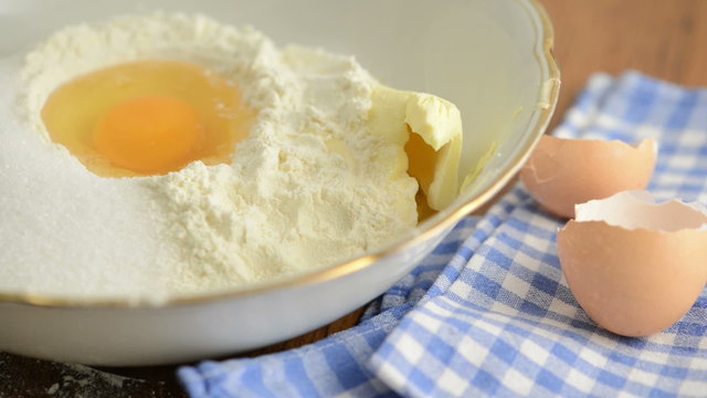 Zutaten zum Backen in eine Sch&uuml;ssel geben