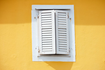 Geschlossene Fensterl&auml;den