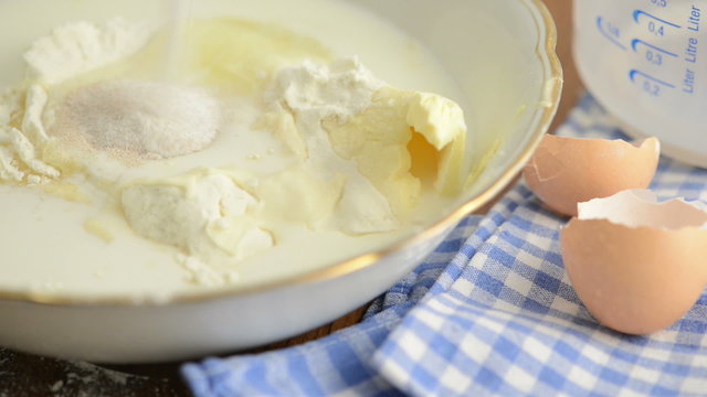 Hefe zum Backen in eine Sch&uuml;ssel geben