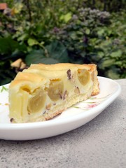 Pie with grapes and cream