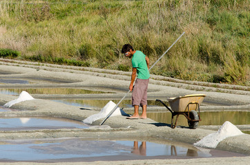 marais salant, saunier en action