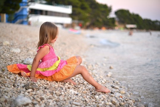 petite fille sur la plage